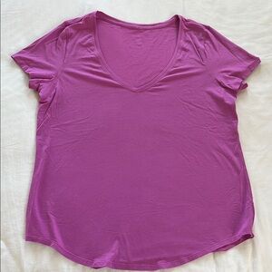 Lululemon Women's V-Neck Purple/violet short sleeve size 10